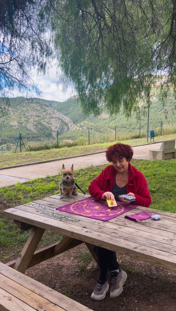 Marisa realizando una lectura de tarot al aire libre