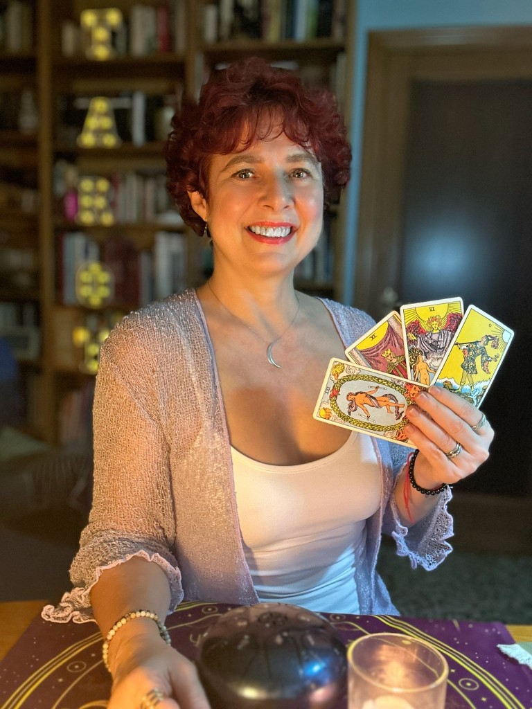 Marisa Le Fay mostrando cartas del tarot