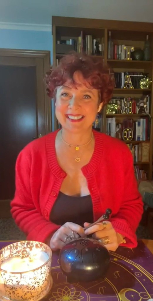 Marisa Le Fay con tambor de lengua y vela en su espacio de consulta